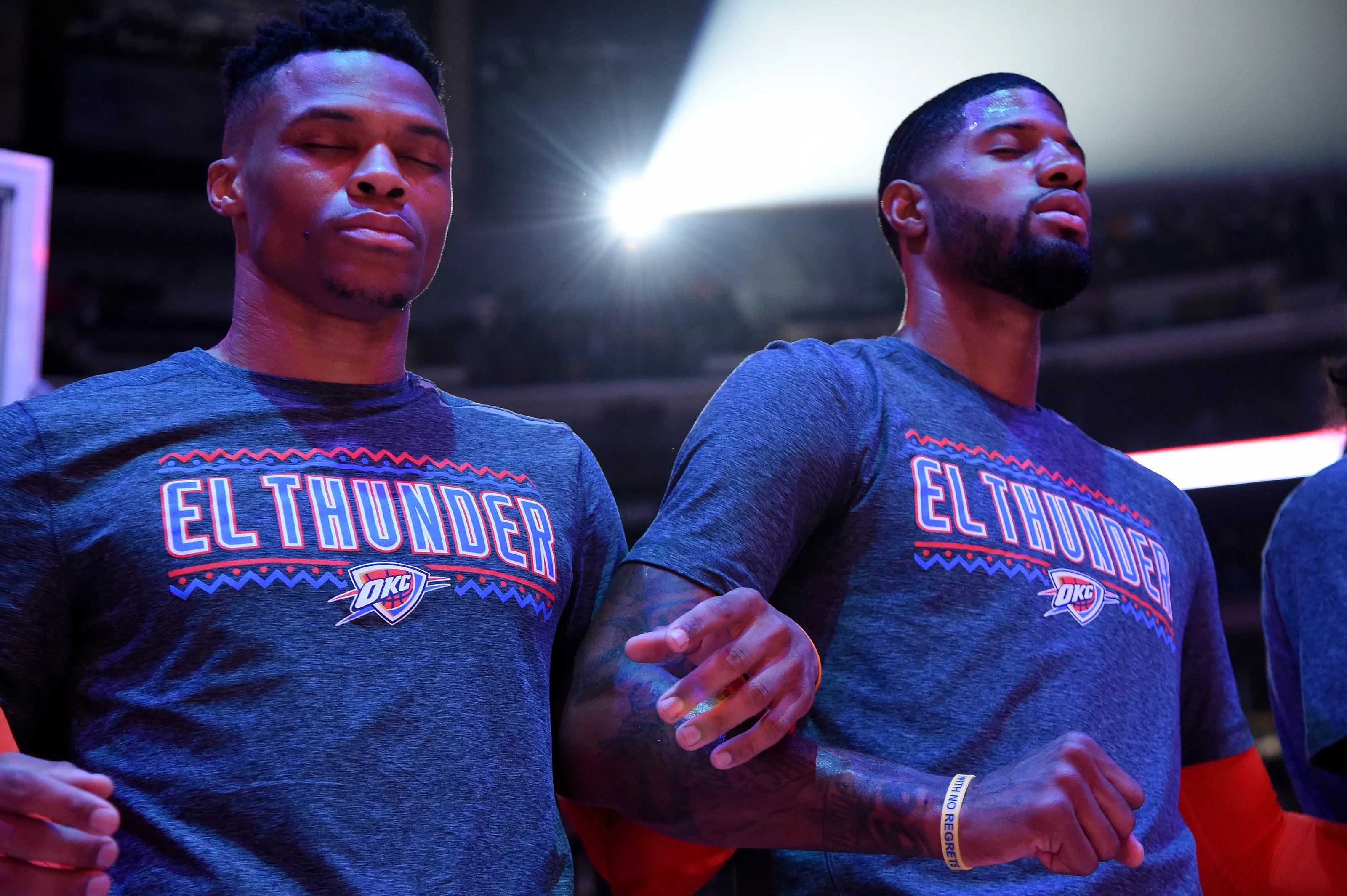 俄克拉荷马雷霆训练开放日；冲刺阶段门线救险引欢呼；NBA常规赛在即；轮换策略成焦点的简单介绍