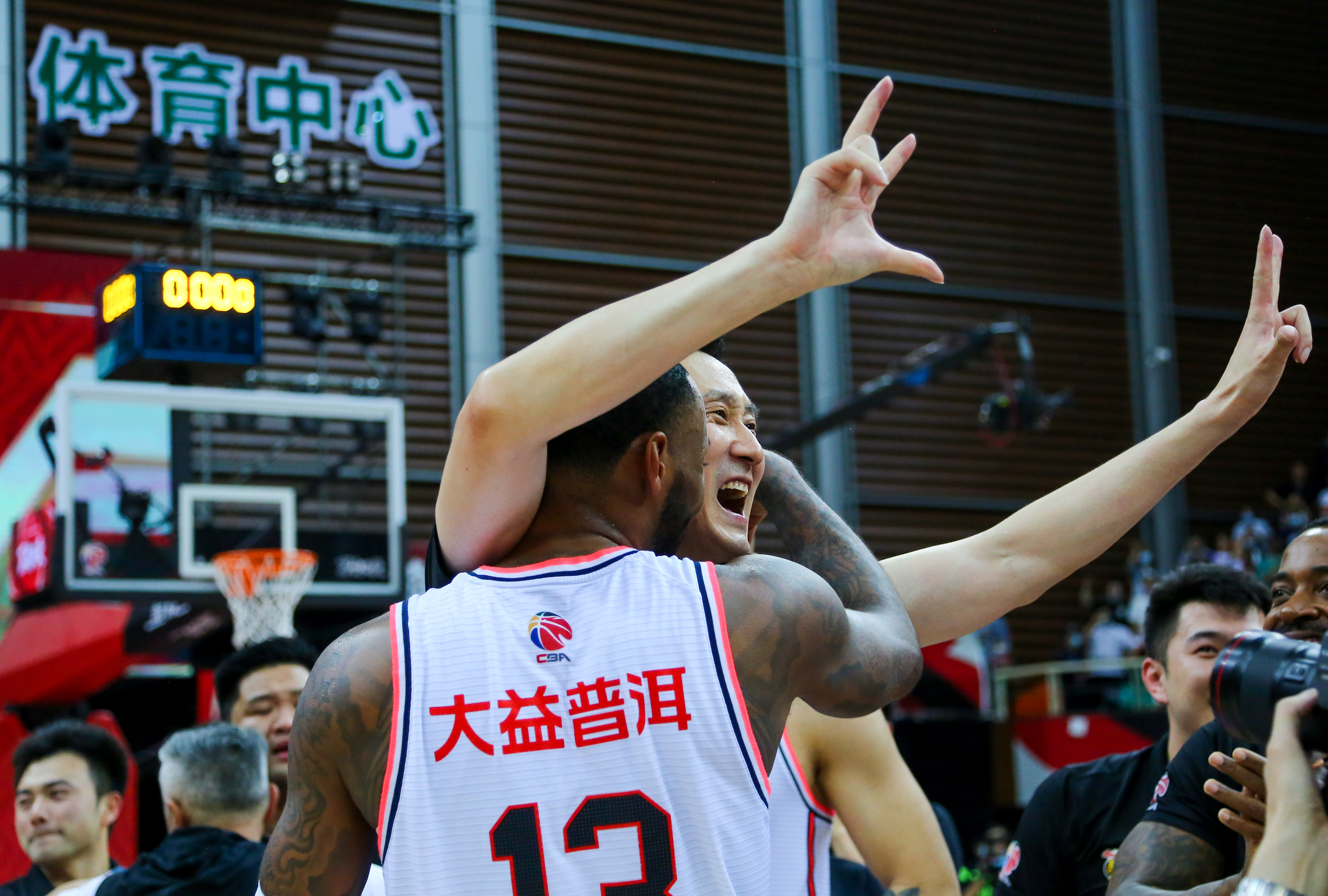 华体会体育注册-里程碑夜深圳男篮完成体检，中超今夜刷纪录，更衣室稳定，资深球员宣示担当(20周看男女准确率高吗)