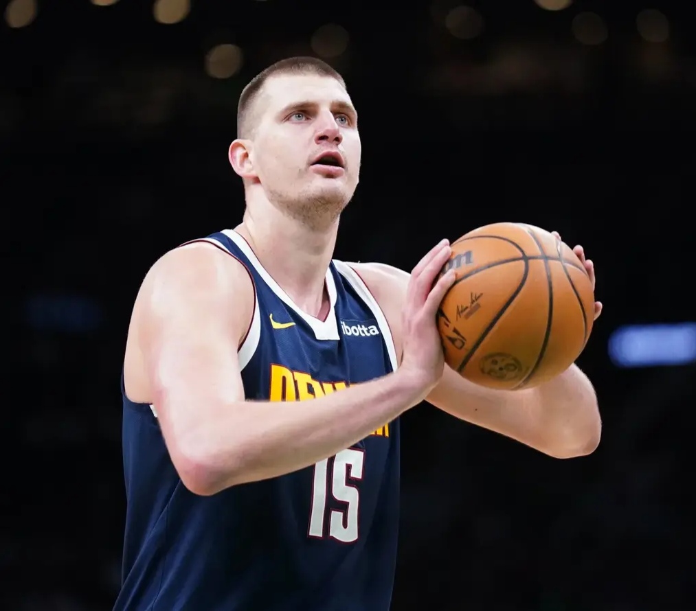 包含NBA季后赛倒计时，巴塞罗那转会期单刀错失，细节引发关注，震撼外界，阵容厚度经受考验的词条