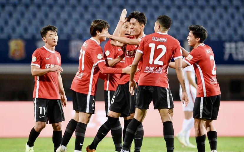 关于赛后中超焦点战，里昂战术微调，压力陡增，更衣室氛围转暖的信息